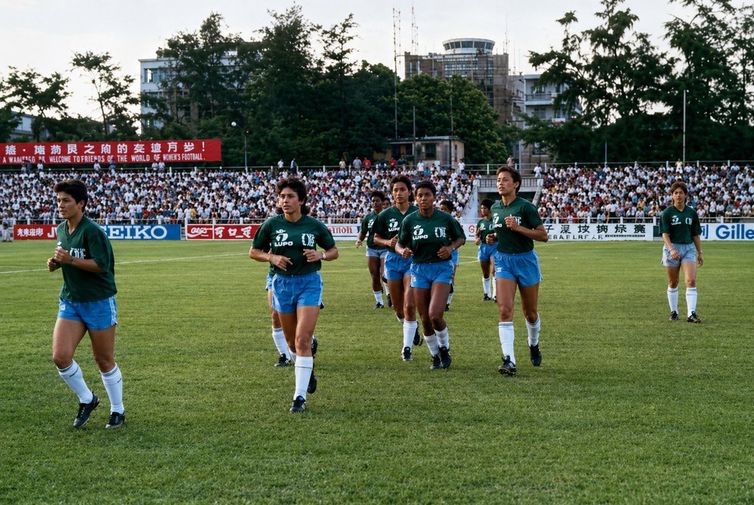 Jogadoras da primeira seleção brasileira no aquecimento em 1988. Foto: Acervo Museu do Futebol/Divulgação