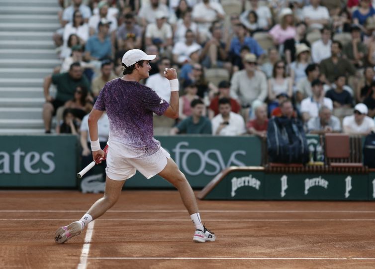 João Fonseca em ação no Roland Garros