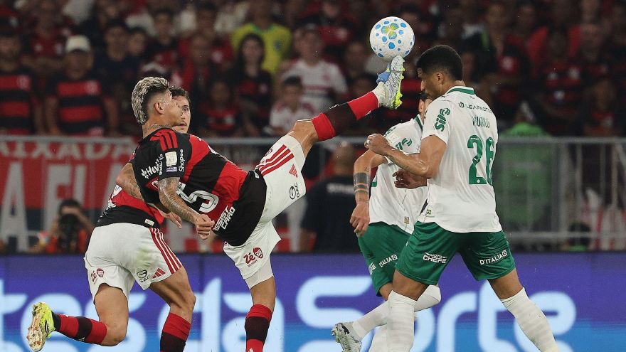 Carrascal acerta Murilo e é expulso