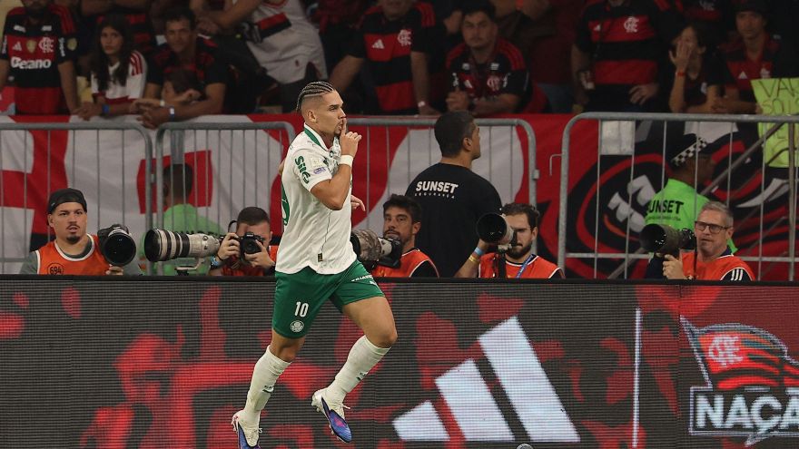 Paulinho marca o terceiro gol do Palmeiras