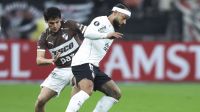 Zapiola e Memphis Depay, camisas 10 de Corinthians e Platense, que se enfrentaram pela última rodada da fase de grupos da Copa Libertadores