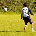 Atletas mostrando suas habilidades no campo.