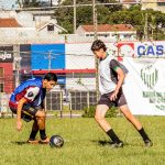 Jovens atletas em ação.
