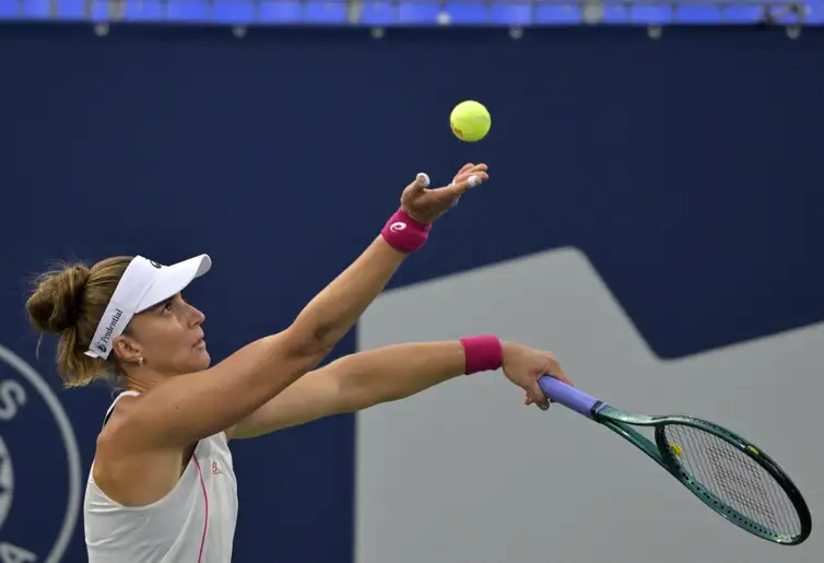 Reuters/Eric Bolte/proibida reprodução Jul 29, 2025; Montreal, QC, Canada; Beatriz Haddad Maia (BRA) serves against Suzan Lamens (NED) in second round play at IGA Stadium. Mandatory Credit: Eric Bolte-Imagn Images