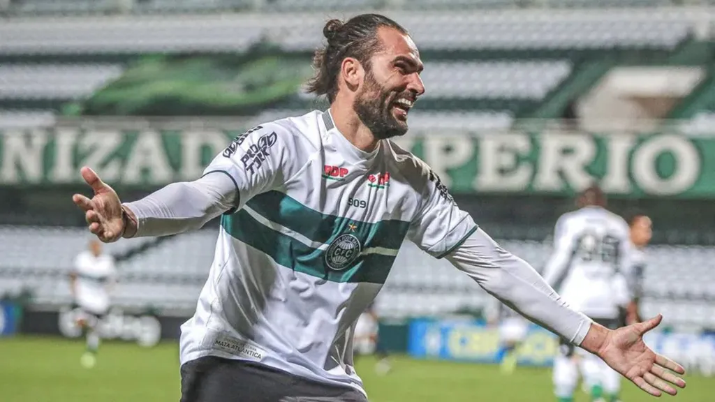 Léo Gamalho, ex-atacante do Coritiba, em ação.