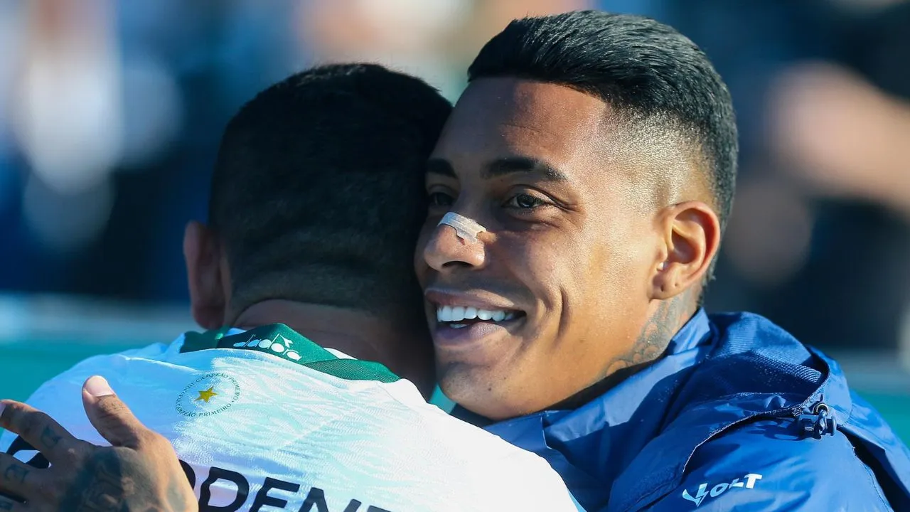 Alef Manga durante o reencontro com o Coritiba em 2025. (Foto: Geraldo Bubniak/Agif/Gazeta Press)