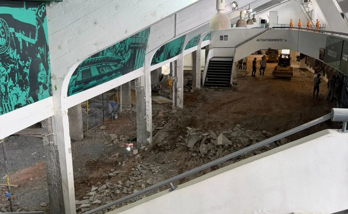 Obras na arquibancada do Couto Pereira durante troca de piso