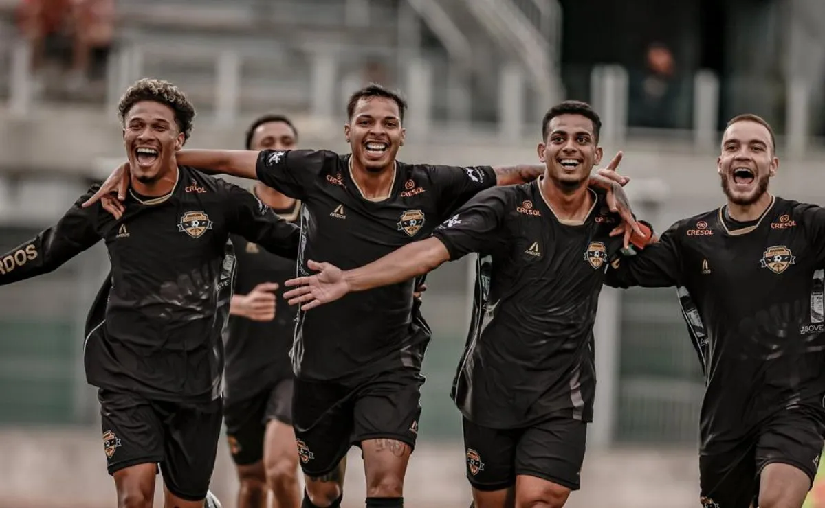 Jogadores do Araucária comemoram gol nas quartas de final
