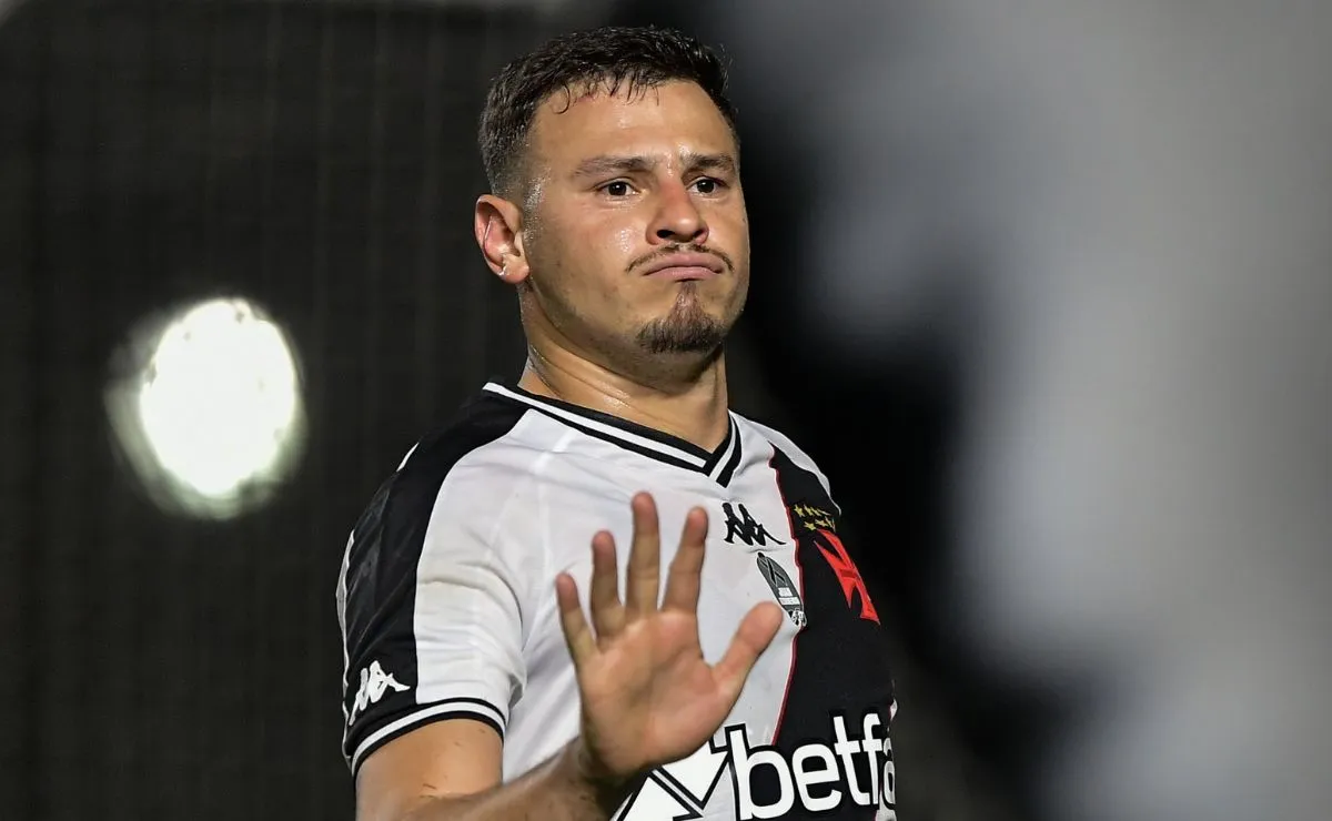 Hugo Moura comemora gol pelo Vasco contra o Athletico no Brasileirão de 2024