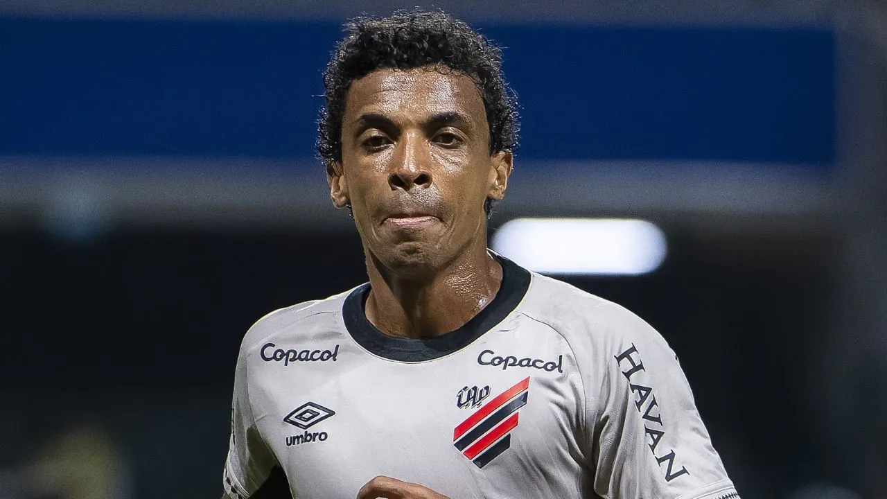 Luiz Gustavo, volante do Athletico. (Foto: Anderson Romão/AGIF/Sipa USA/Icon Sport)