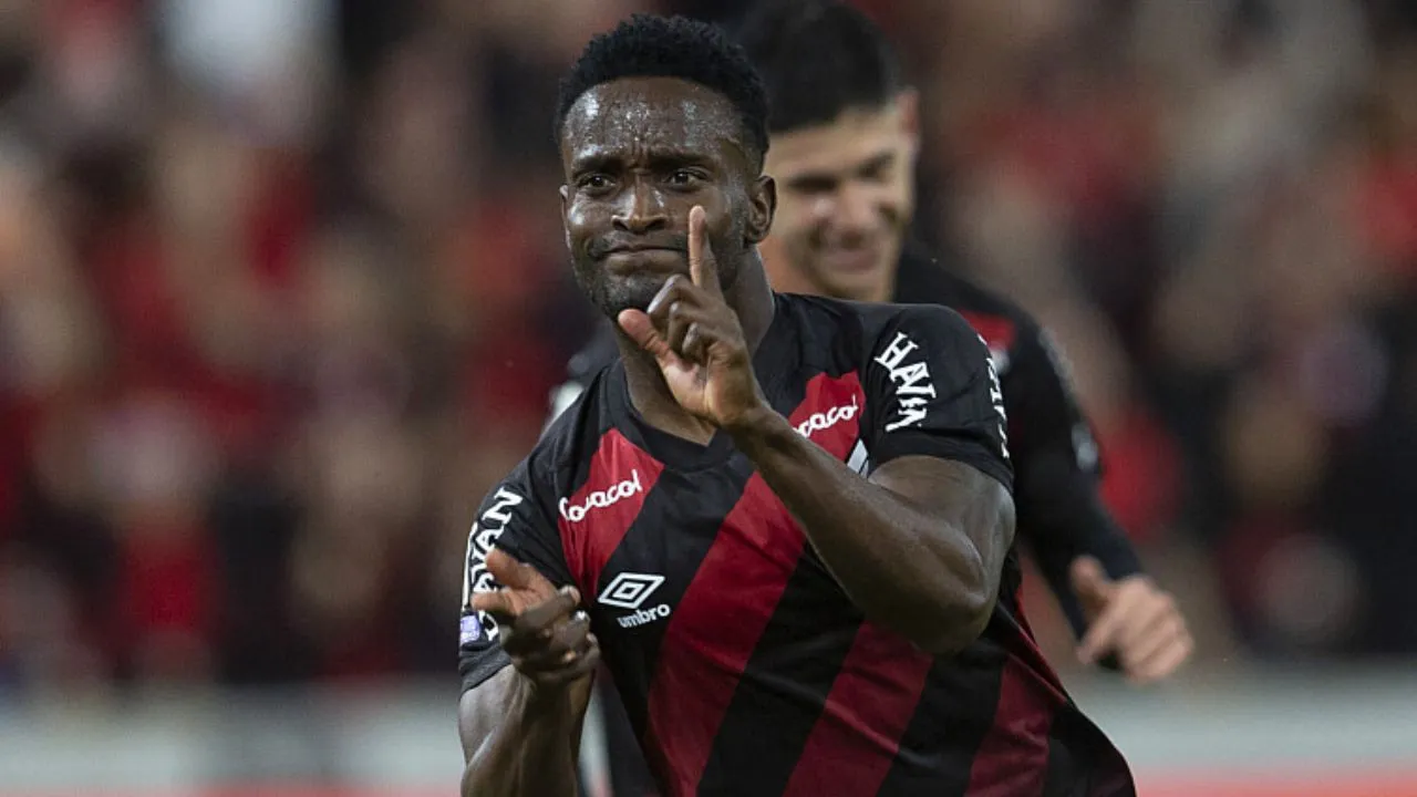 Mendoza fez pelo Furacão, enquanto Pedro deixou tudo igual. Foto: Hedeson Alves/AGIF/Sipa USA/IconSport