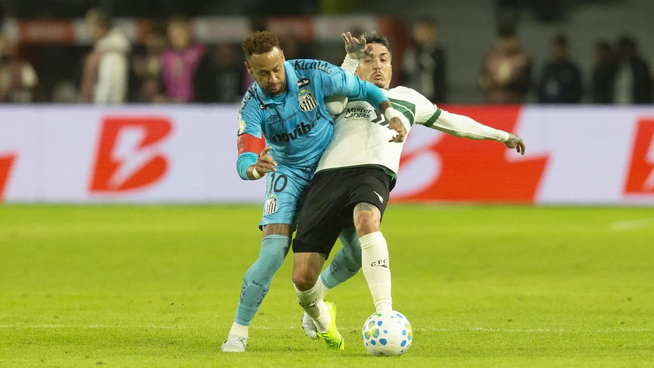 Neymar e Josué disputam bola em Coritiba x Santos. (Foto: Hedeson Alves/AGIF/Sipa USA/Icon Sport)