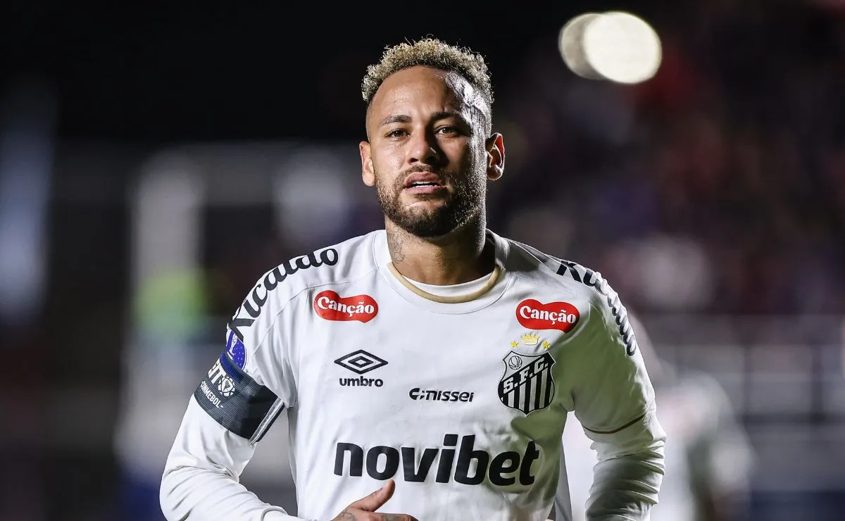 Neymar em ação pelo Santos durante partida da temporada de 2026.
