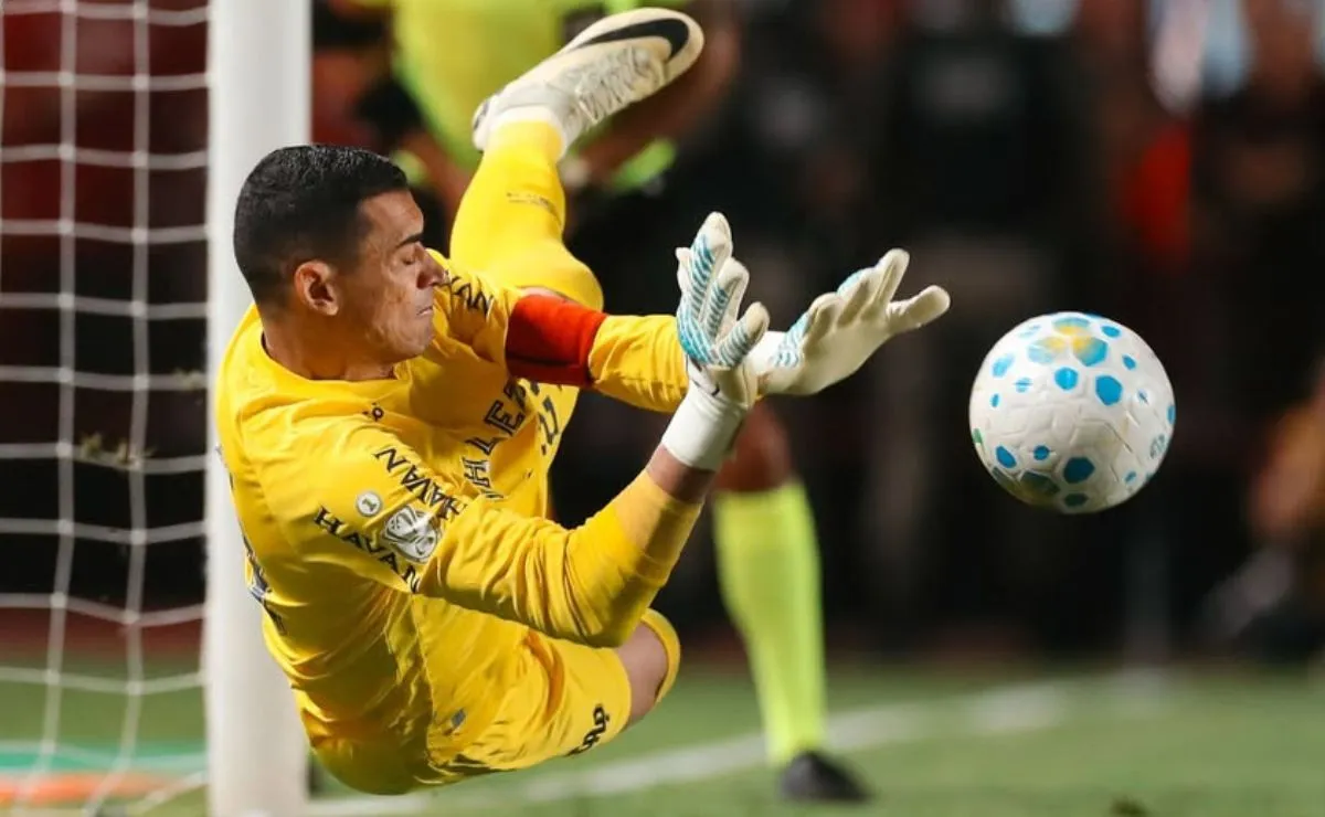Goleiro Santos defende pênalti do Atlético-GO em classificação do Athletico pela Copa do Brasil.