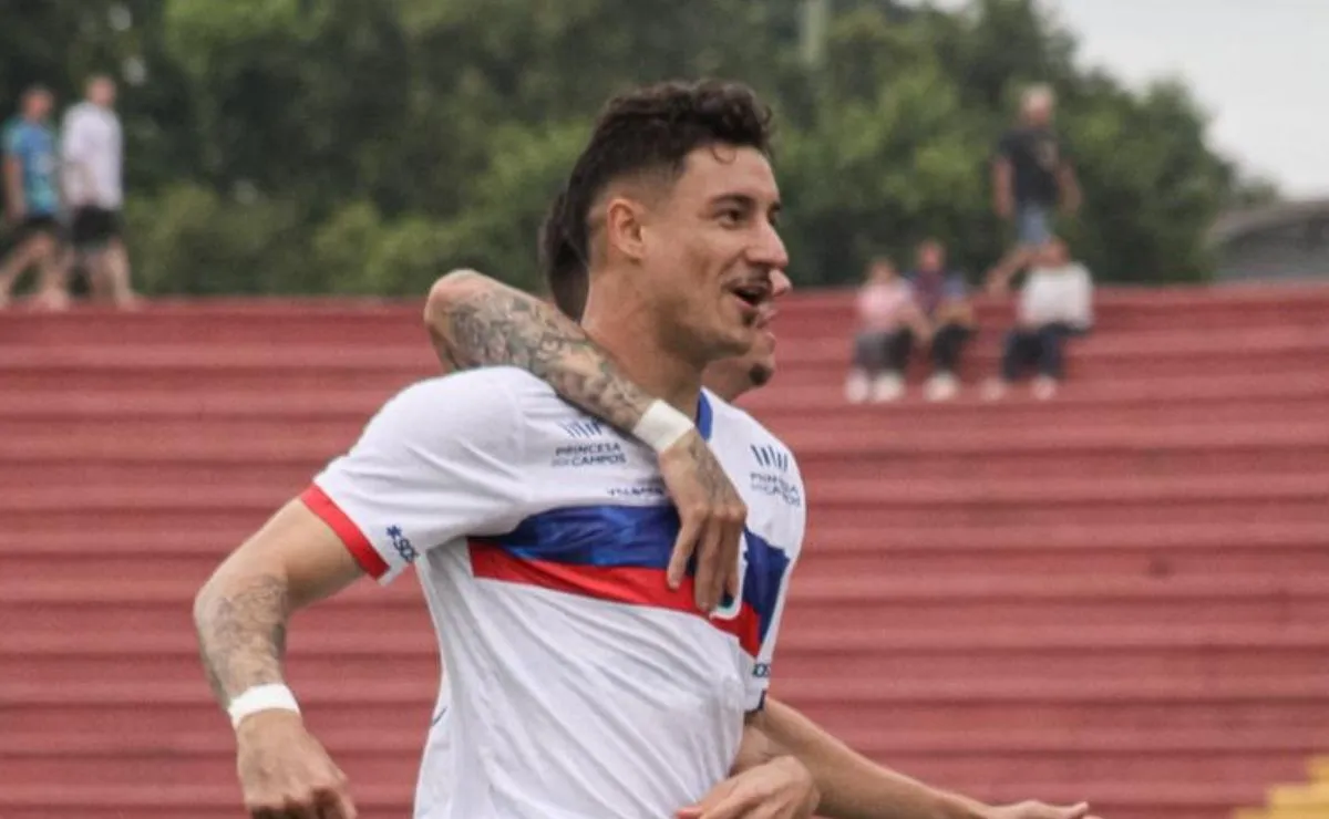João Felipe comemora gol pelo Paraná Clube contra o Toledo