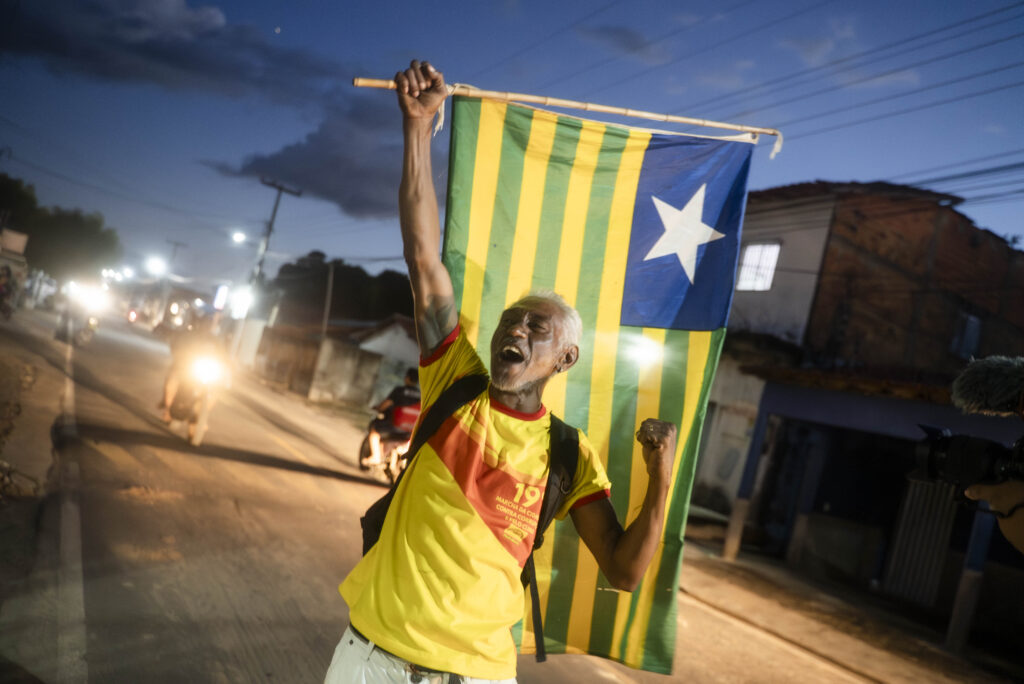 Participantes da Marcha envolvendo comunidade e ativistas.