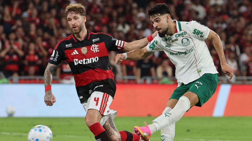 Flaco López chuta para marcar o gol