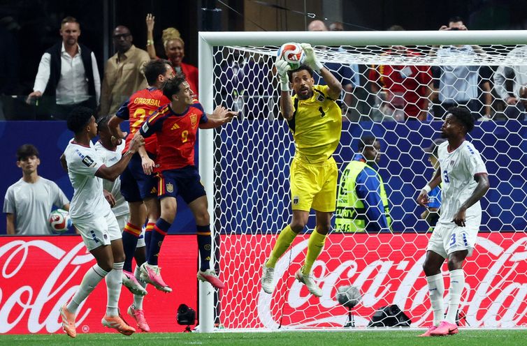 Reuters/Jordan Godfree/ Proibido reprodução Soccer Football - FIFA World Cup 2026 - Group H - Spain v Cape Verde - Atlanta Stadium, Atlanta, Georgia, U.S. - June 15, 2026 Cape Verde's Vozinha in action with Spain's Gavi, Cape Verde's Kevin Pina, Spain's Mikel Oyarzabal and Cape Verde's Diney Borges IMAGN IMAGES via Reuters/Jordan Godfree
