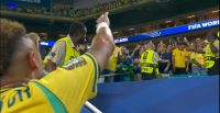 Filho de Neymar é barrado por segurança ao tentar abraçar pai após o jogo