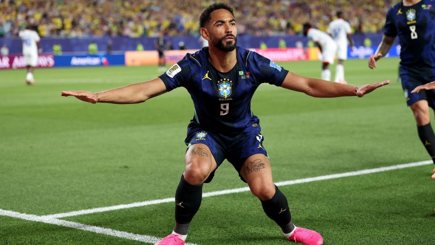 Matheus Cunha 'surfa' ao comemorar gol em Brasil x Haiti