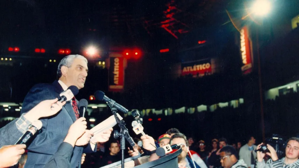 Mario Celso Petraglia na inauguração da Arena da Baixada em 1999.