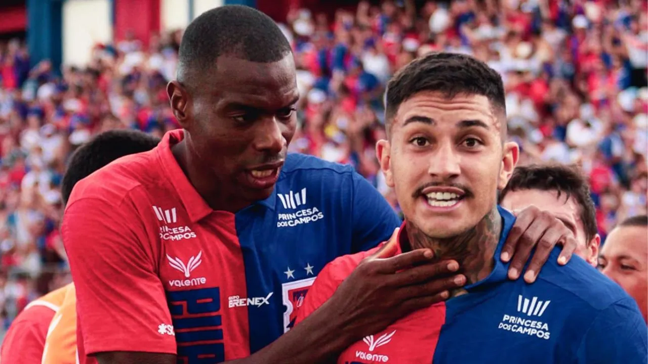 Salazar e Thiago Dombroski, a dupla de zaga do Paraná Clube. (Foto: Moacir Audrey/Paraná Clube)