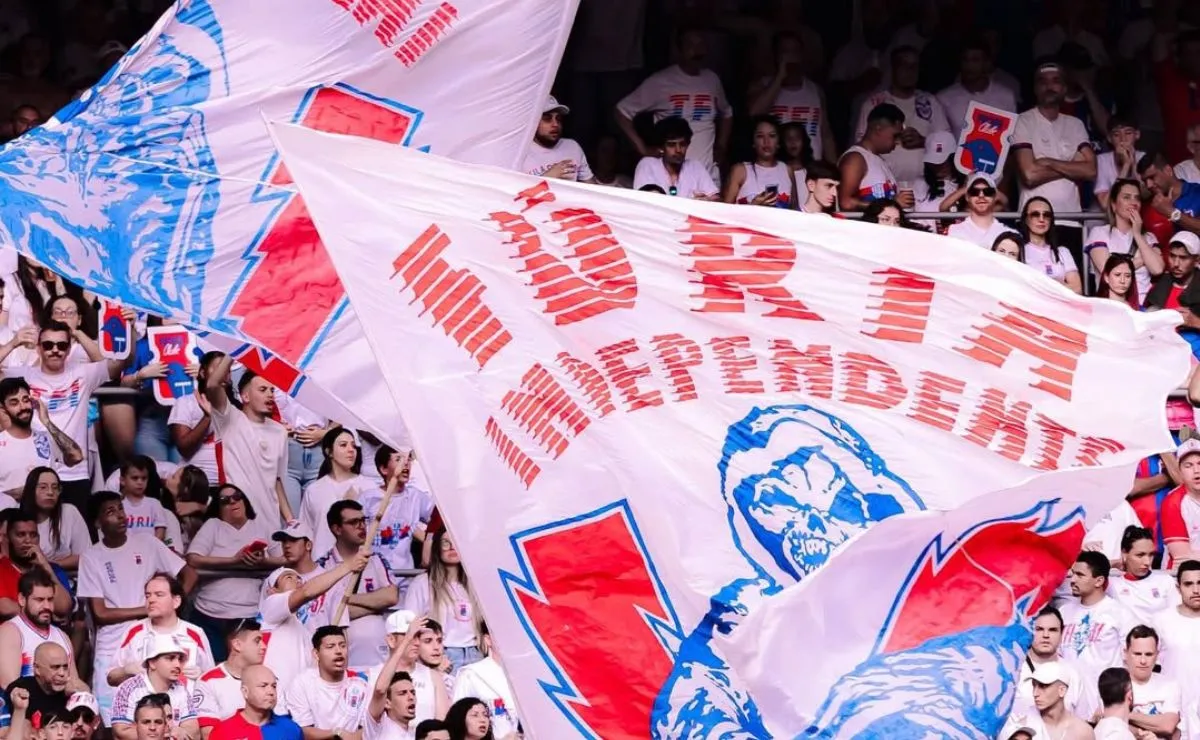 Torcida do Paraná Clube apoia o time durante jogo decisivo