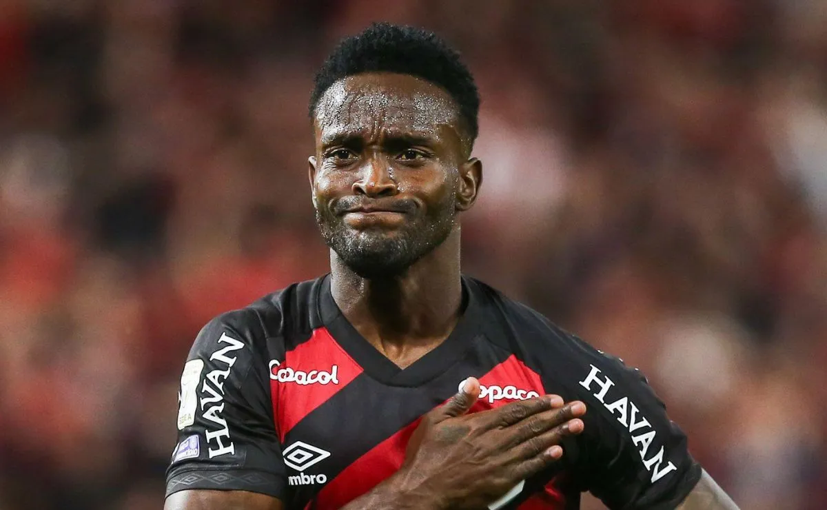Mendoza comemora gol do Athletico contra o Flamengo na Arena da Baixada.