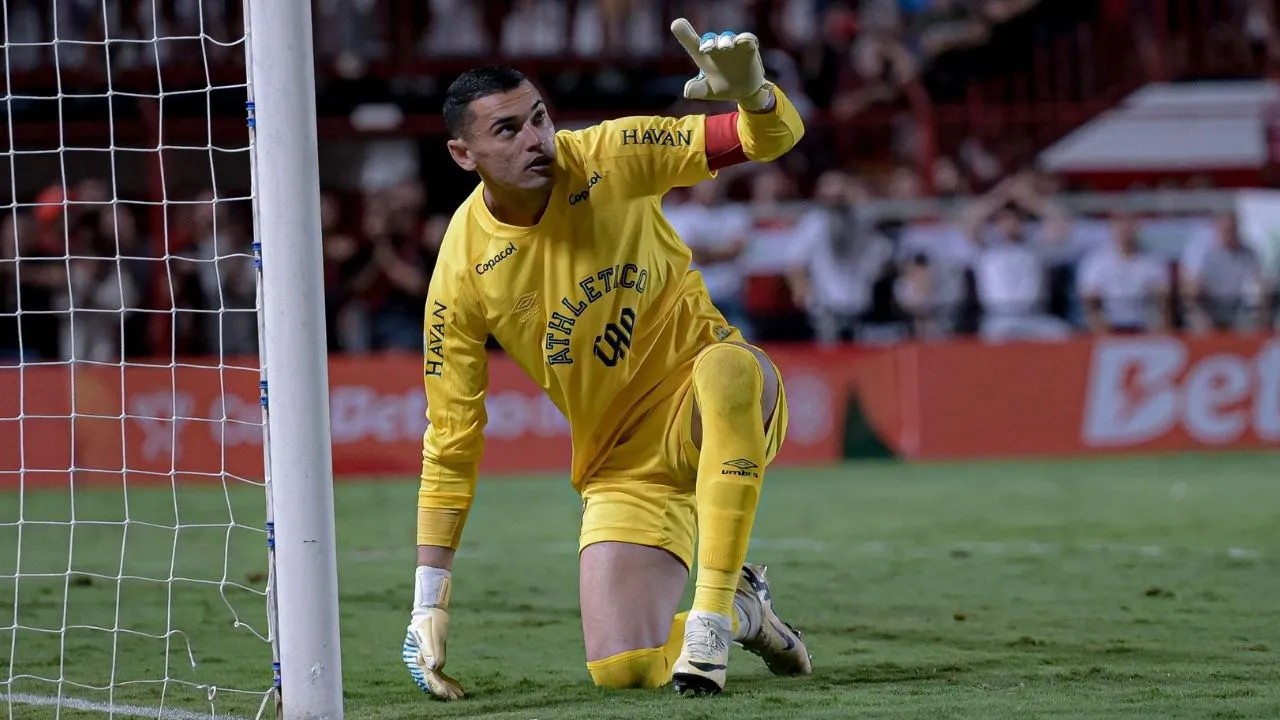 Santos defende pênalti pela Copa do Brasil. (Foto: Naiara Rodrigues/SPP Sport Press Photo /Alamy Live News)