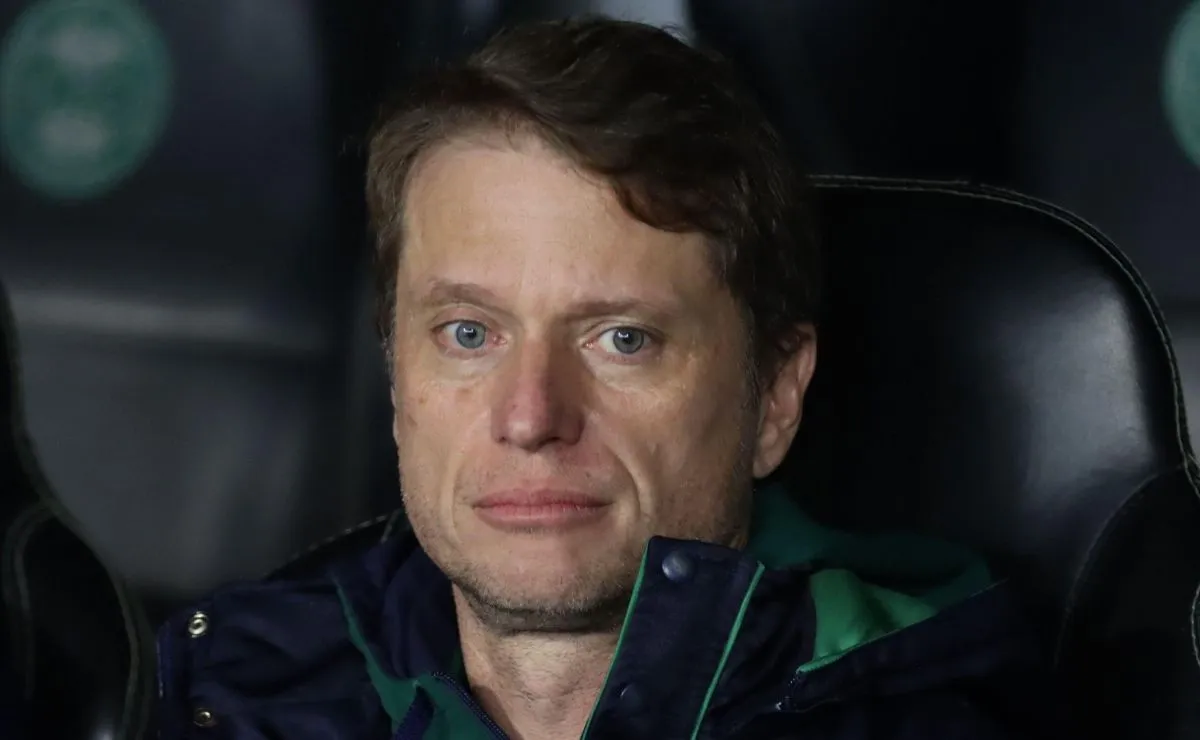 Fernando Seabra observa partida do Coritiba no banco de reservas durante jogo no Couto Pereira