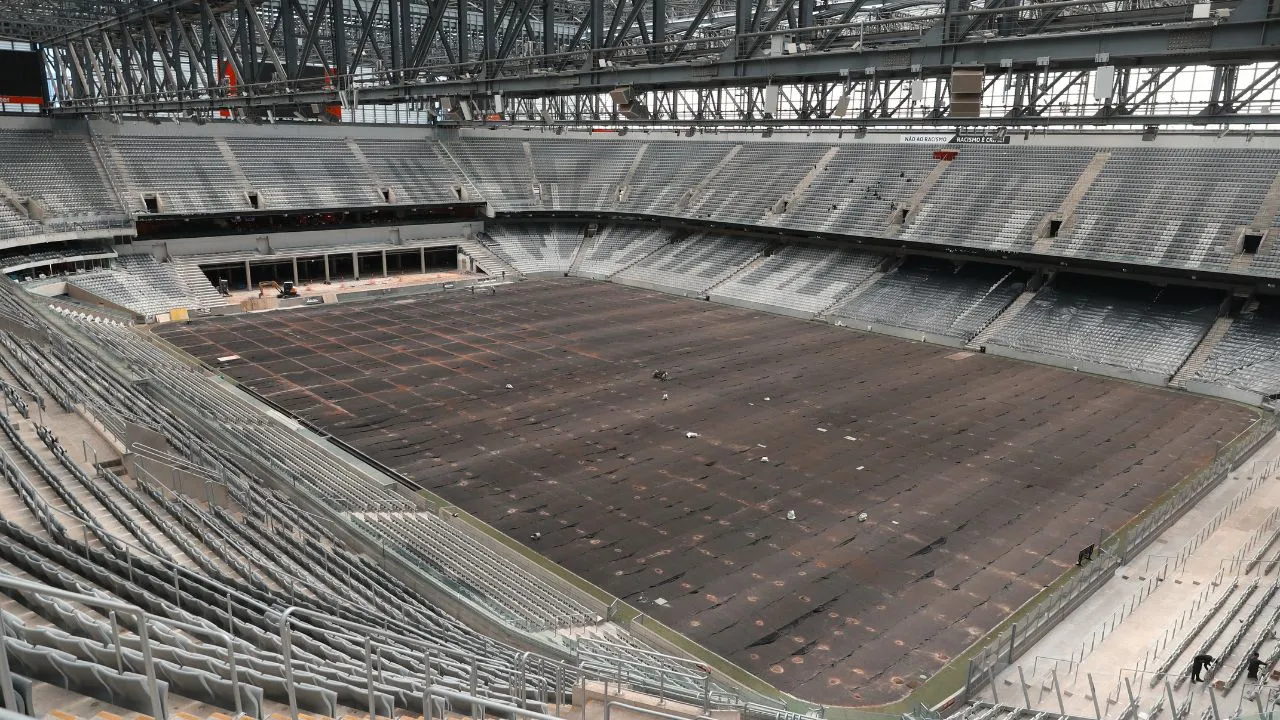 Instalação do novo gramado sintético na Arena da Baixada. Foto: Luis Miguel Ferreira/Athletico