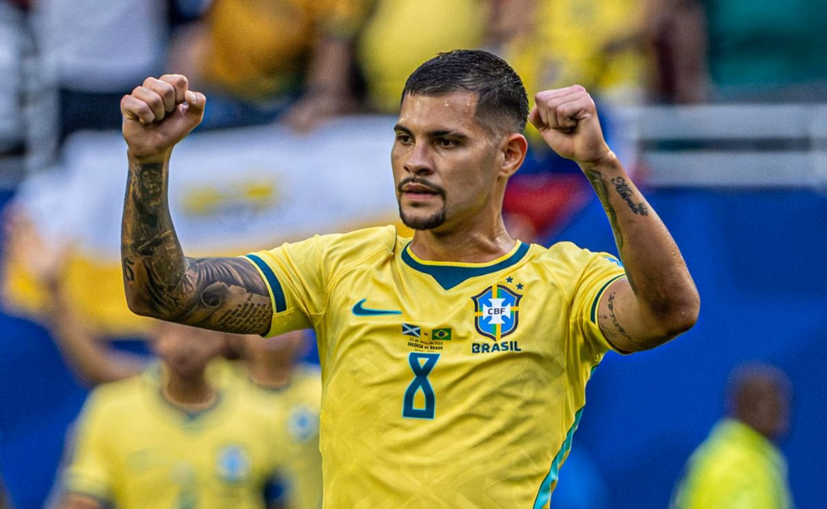 Bruno Guimarães em ação pela Seleção Brasileira durante partida da fase de grupos da Copa do Mundo.