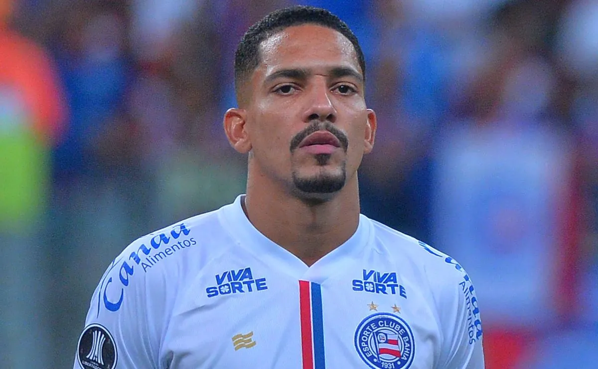 Gilberto em ação pelo Bahia durante uma partida oficial. O lateral-direito é visto com a camisa do Tricolor de Aço em uma jogada de jogo.