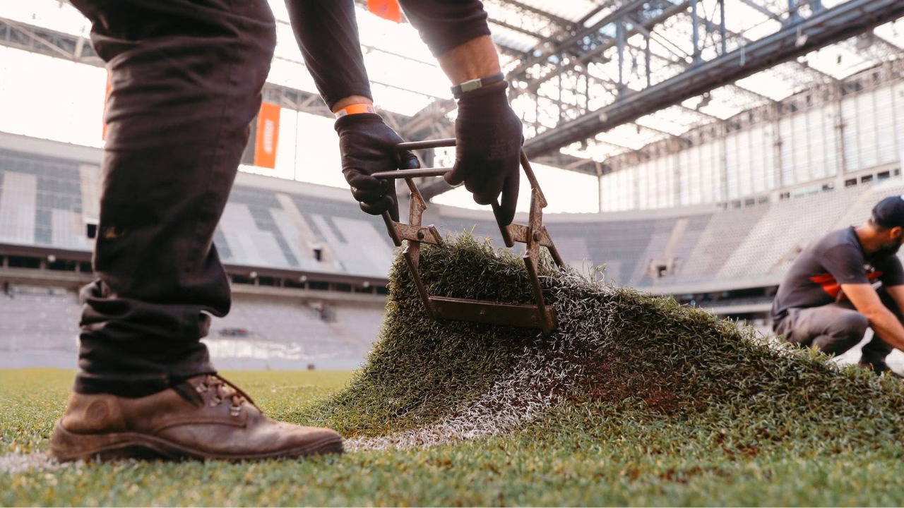 Troca do gramado da Arena da Baixada. (Foto: Luis Miguel Ferreira/Athletico)