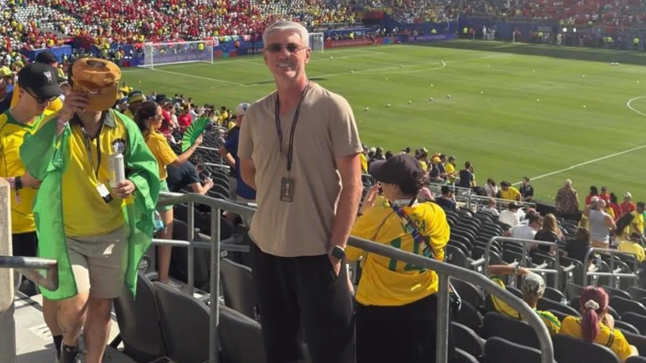 Odair Hellmann assistindo ao jogo do Brasil