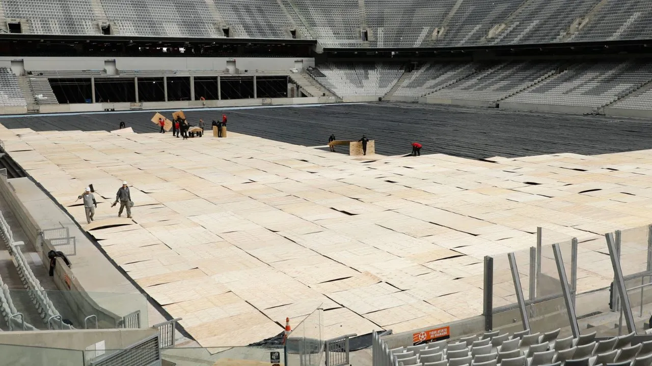 Instalação do shock pad na Arena da Baixada. (Foto: Yan Guimarães/Athletico)