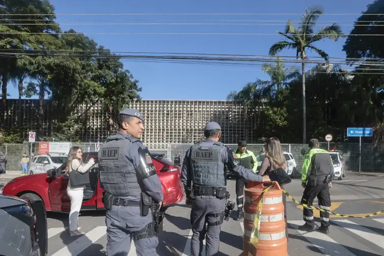 Paulo Pinto/Agência Brasil Guarulhos (SP), 22/06/2026 - Julgamento dos acusados da morte de Vinícius Gritzbach começa hoje, em Guarulhos, o julgamento dos três policiais militares acusados de matar Vinícius Gritbach, delator do PCC. Ele foi morto a tiros no aeroporto de Guarulhos em novembro de 2024. O júri começa hoje e deve seguir até sexta-feira, no Fórum da Comarca de Guarulhos. Movimento na frente do Fórum.
Foto: Paulo Pinto/Agência Brasil