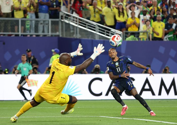 Johny Placide, do Haiti, afasta perigo em chute de Gabriel Magalhães