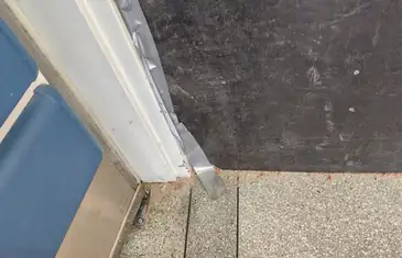 Obra em hospital municipal de SP, cercada apenas por plástico e fita crepe.