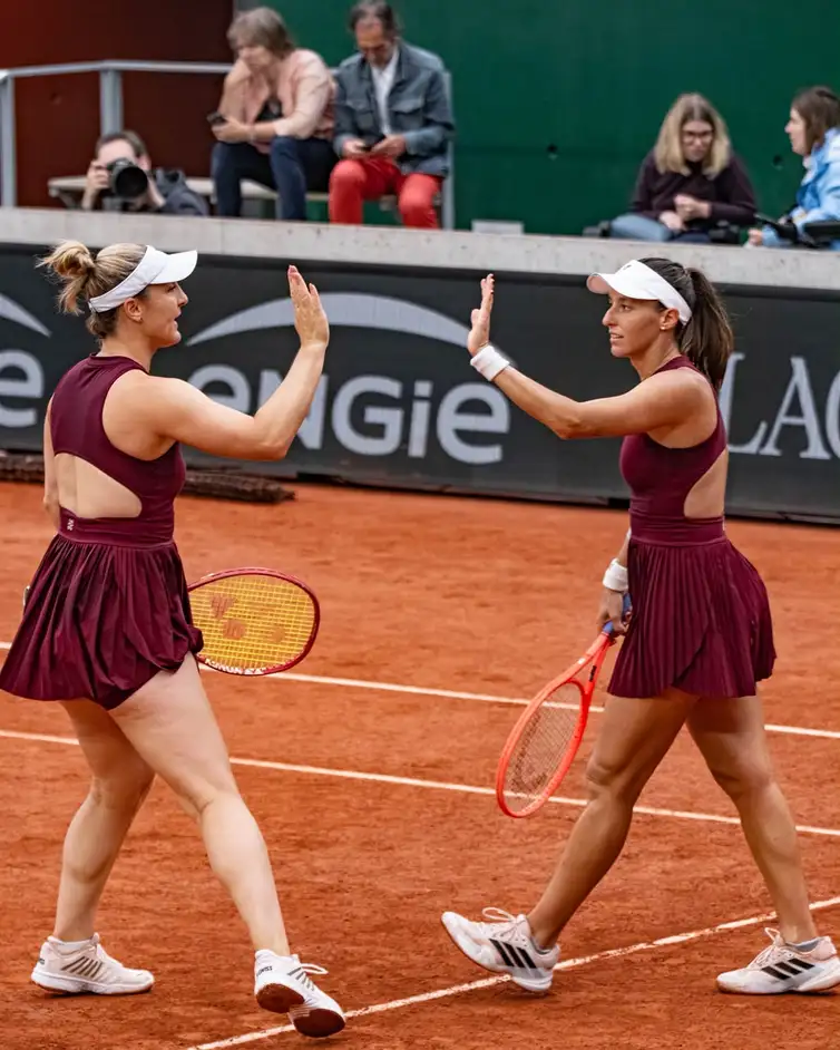 02/06/2026 - A dupla formada pela brasileira Luisa Stefani e pela canadense Gabriela Dabrowski, em partida de tênis em Roland Garros. Foto: Nora Stankovic/Divulgação