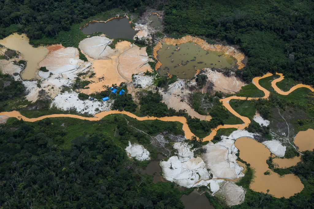 Garimpo ilegal na região do Homoxi na Terra Indígena Yanomami. Organizações criminosas como o PCC e o Comando Vermelho utilizam o ouro extraído ilegalmente como principal moeda de troca para o tráfico de armas e entorpecentes. Foto: Bruno Kelly/Amazônia Real
