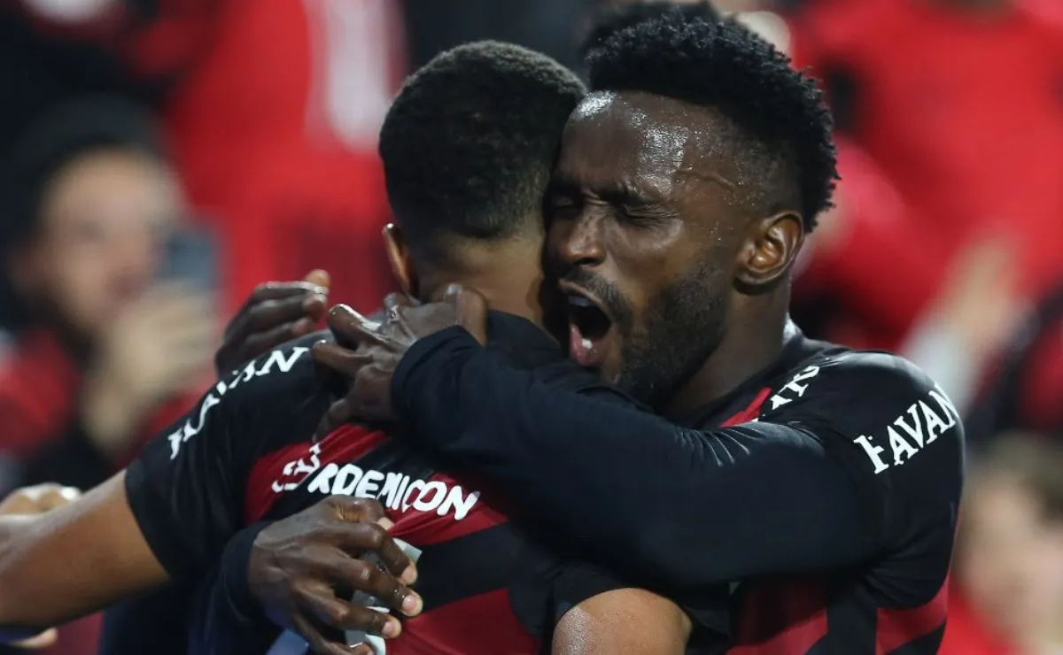 Leozinho comemora o gol ao lado de Steven Mendoza durante a vitória do Athletico sobre o Internacional, na Arena da Baixada, pelo Campeonato Brasileiro.