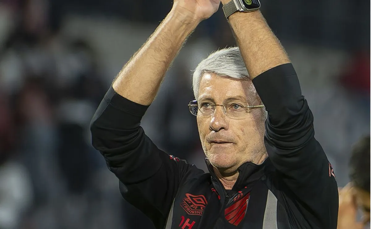 O técnico Odair Hellmann aplaude a torcida do Athletico após a vitória sobre o São Paulo pelo Campeonato Brasileiro.