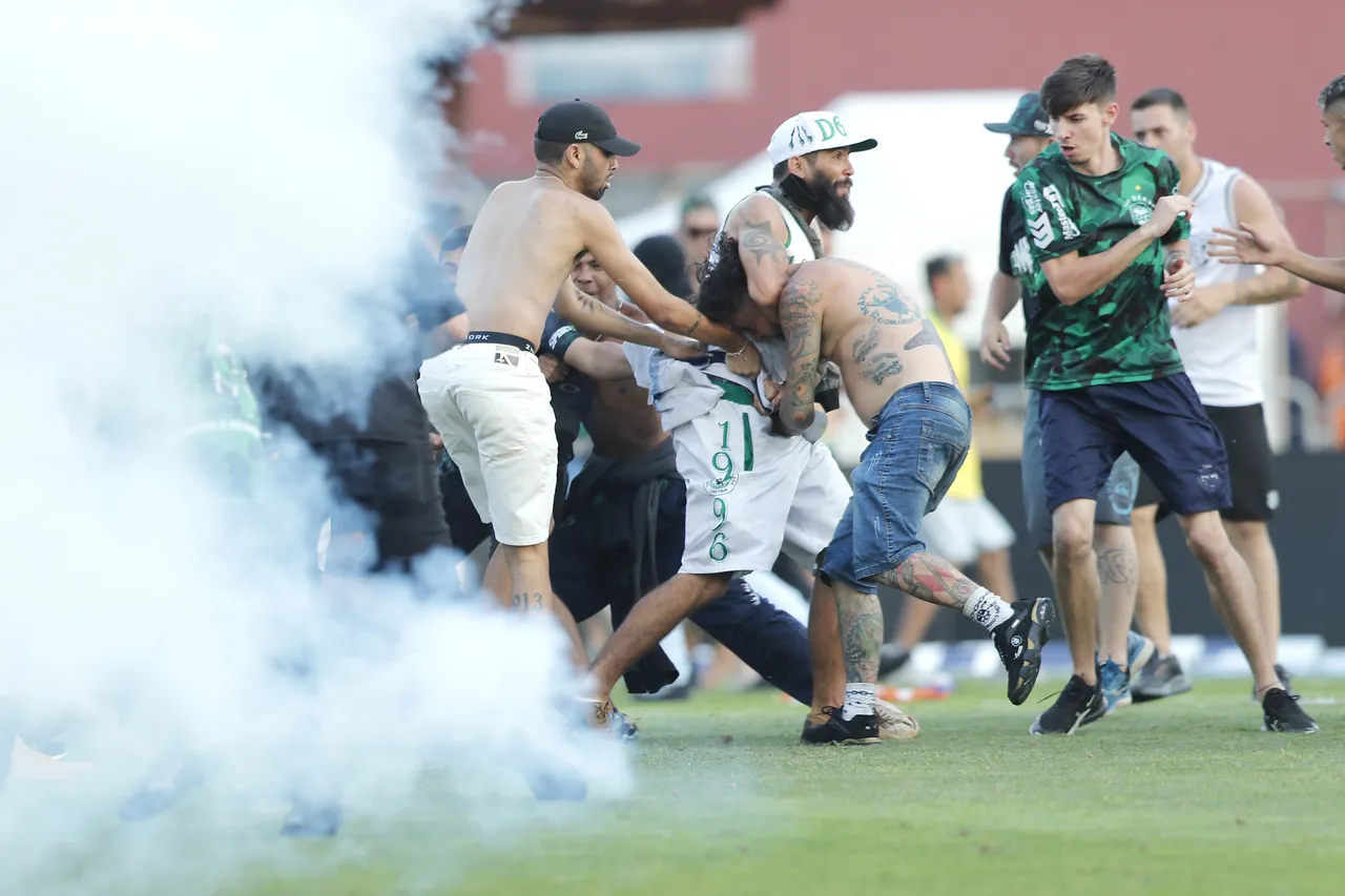 Torcedores do Cruzeiro e Coritiba invadem o gramado em confronto durante jogo de 2023