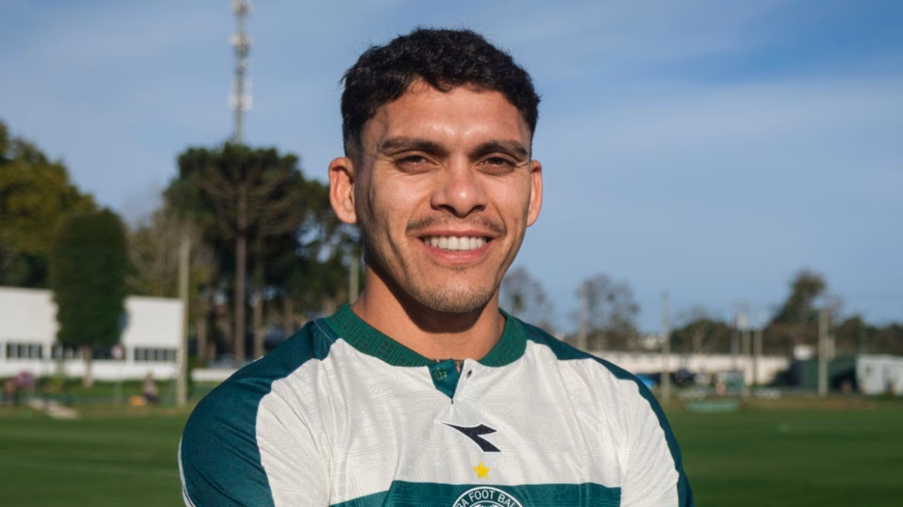 Brian Ocampo com a camisa do Coritiba. (Foto: JP Pacheco/Coritiba)
