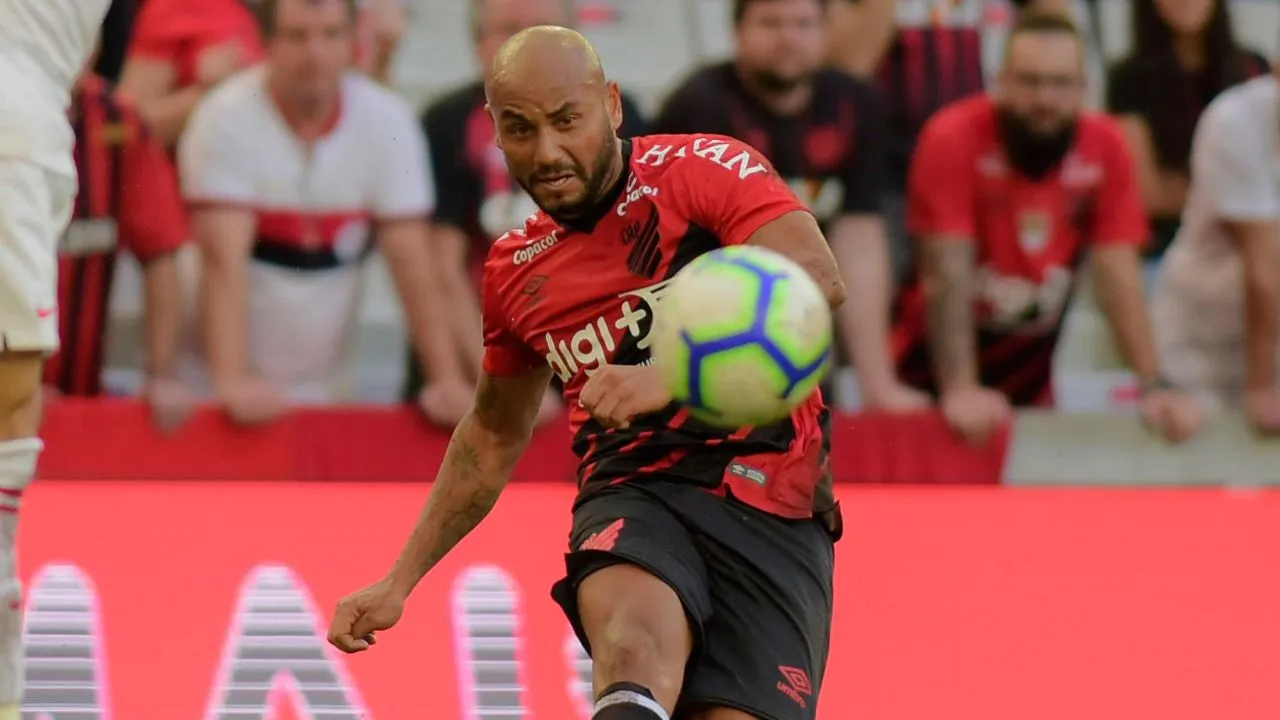 Jonathan pelo Athletico, em 2019. (Foto: Reinaldo Reginato/FotoArena/Alamy Live News/Icon Sport).