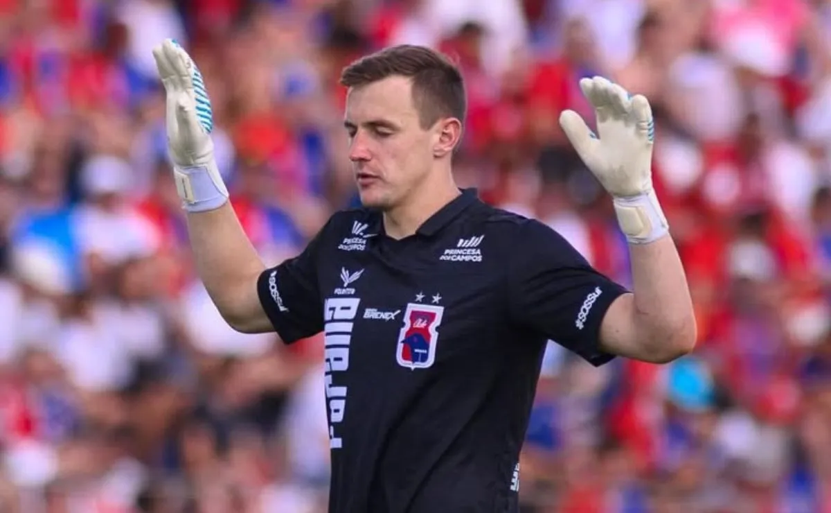 Juliano em ação pelo Paraná Clube
