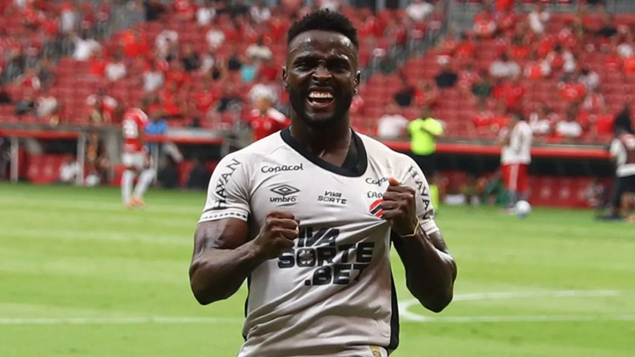 Mendoza comemora gol pelo Athletico
