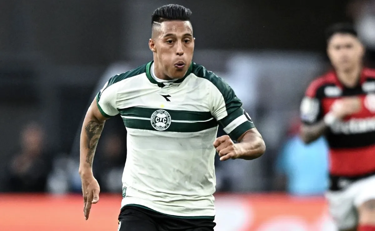 Sebastián Gómez durante partida entre Coritiba e Flamengo pelo Brasileirão.