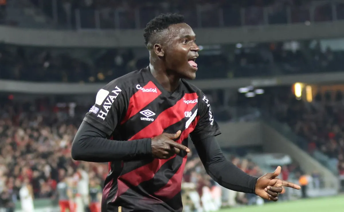 Kevin Viveros comemora após marcar pelo Athletico na vitória sobre o Internacional, pela 20ª rodada do Campeonato Brasileiro, na Arena da Baixada.